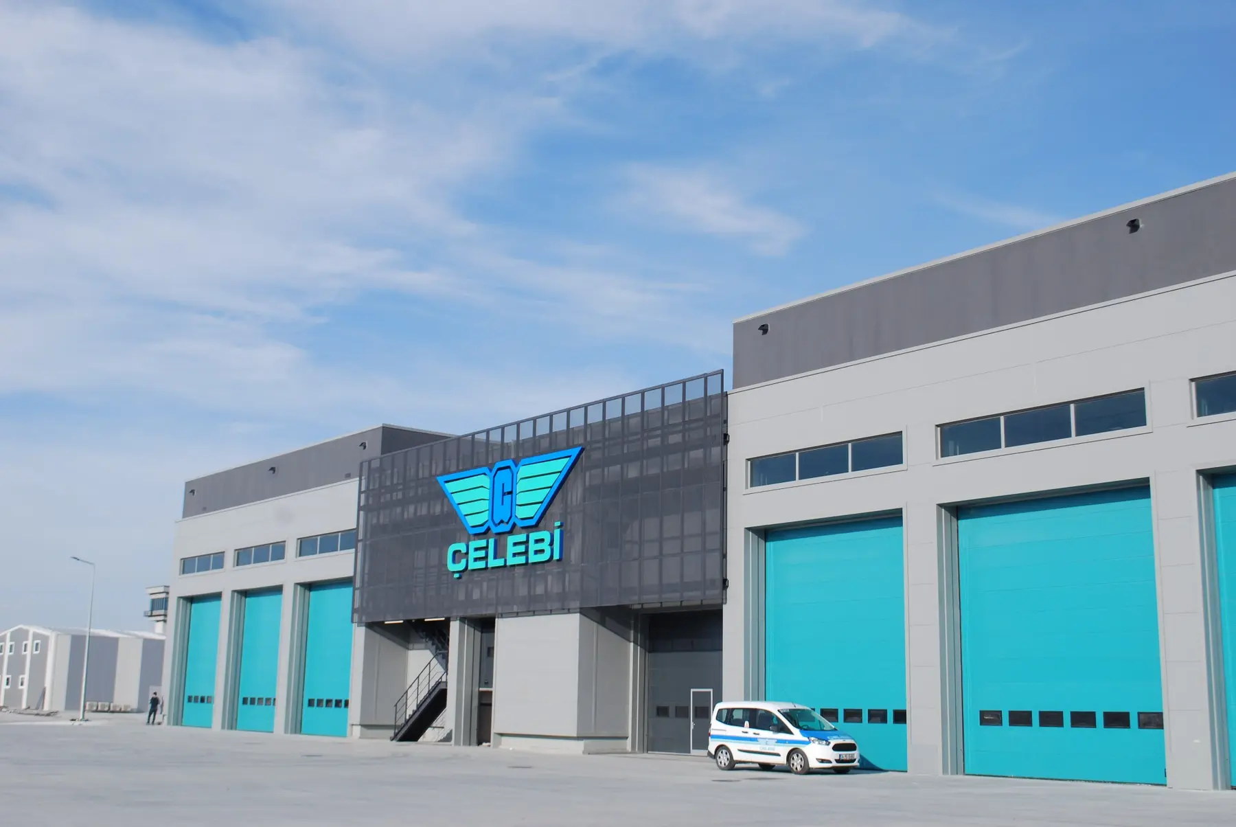 Panel cephe ve endüstriyel kapıları tamamlanmış yapı